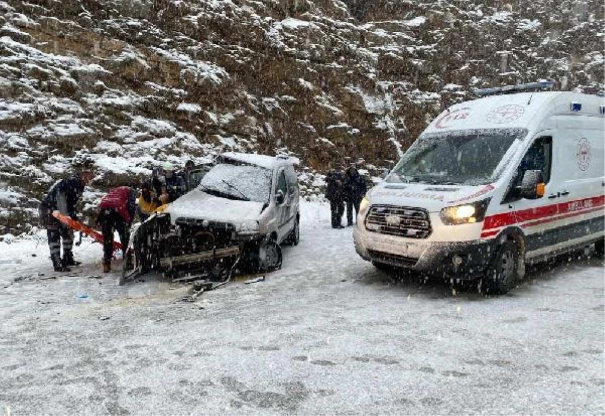 Antalya\'da otobüsle hafif ticari araç çarpıştı: 2 ölü, 3\'ü ağır 5 yaralı