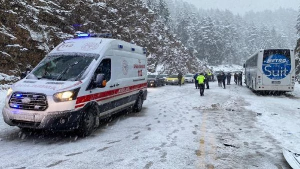 Antalya'da otobüsle hafif ticari araç çarpıştı: 2 ölü, 3'ü ağır 5 yaralı