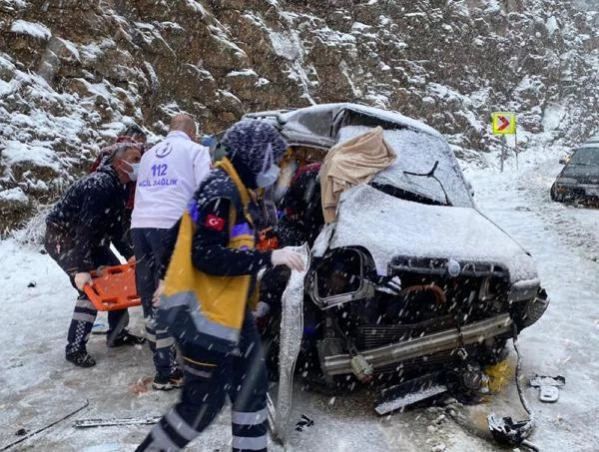 Antalya'da otobüsle hafif ticari araç çarpıştı: 2 ölü, 3'ü ağır 5 yaralı