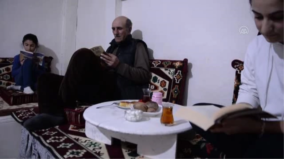 Ardahanlılar televizyonu kapatıyor, demledikleri çay eşliğinde kitap okuyor