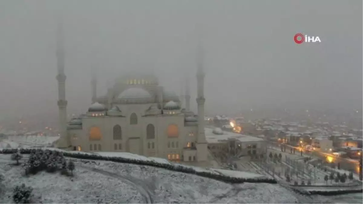 Beyaza bürünen Çamlıca Camii'nde kartpostallık görüntüler oluştu