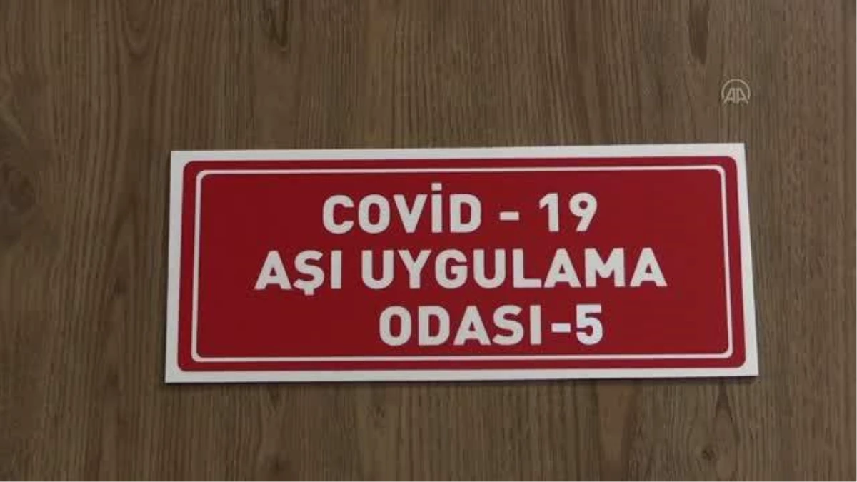 CoronoVac aşısı sağlık çalışanlarına uygulanmaya devam ediyor