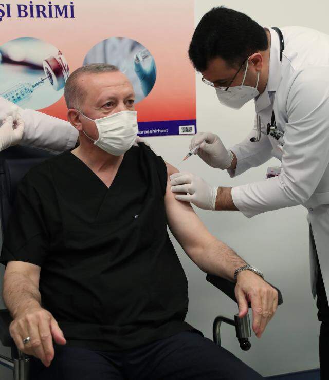 Cumhurbaşkanı Erdoğan'a koronavirüs aşısı yapan kişinin Doç. Dr. İhsan Ateş olduğu ortaya çıktı