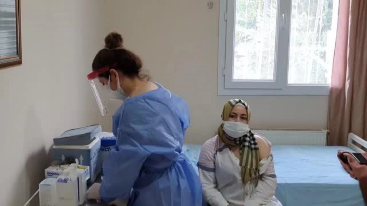 Erdemli\'de sağlık çalışanlarına CoronaVac aşısı uygulanmaya devam ediyor
