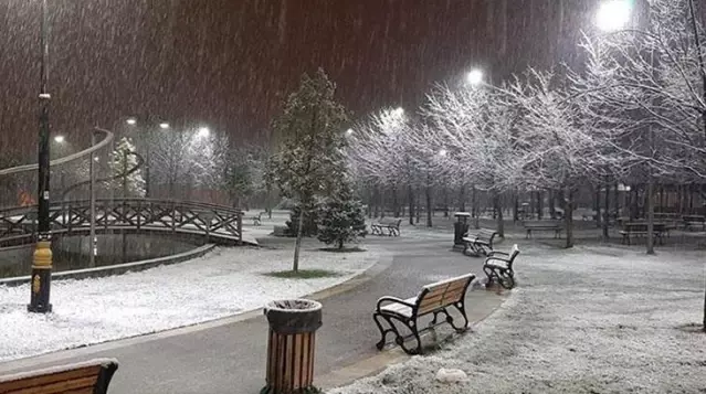 İstanbullular güne lapa lapa yağan karla uyandı! İşte ilk görüntüler İstanbullular güne lapa lapa yağan karla uyandı! İşte ilk görüntüler