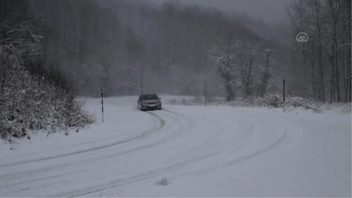Kütahya\'da kar yağışı, şehirler arası ulaşımda aksamalara neden oldu