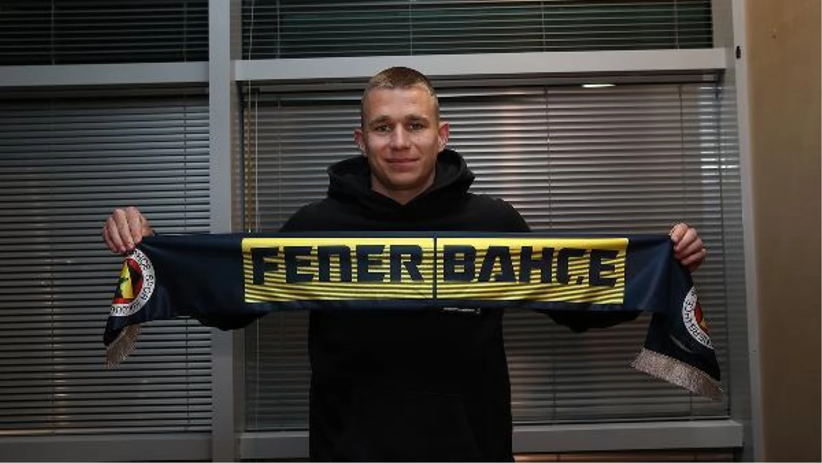 Attila Szalai, Fenerbahçe için İstanbul\'a geldi