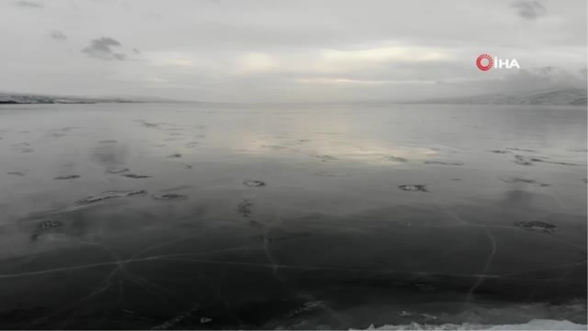 Çıldır Gölü\'nde şaşırtan görüntü...Gölün buzları erken çözüldü, yüzeyde çatlaklar oluştu