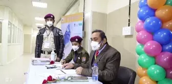 Hindistan'da sağlık çalışanlarına Kovid-19 aşısı uygulandı