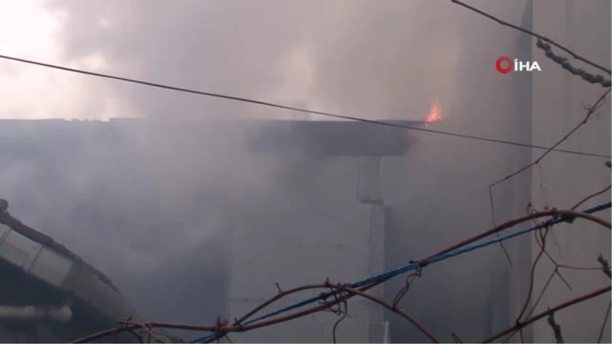 Kadıköy\'de iki katlı binada çıkan yangın paniğe neden oldu