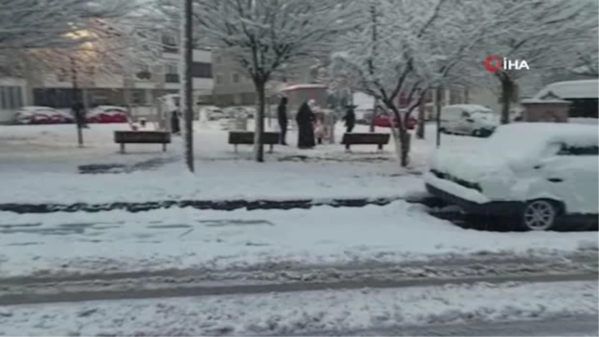 Kar sevinci vatandaşı sokağa döktü, kısıtlamalar unutuldu