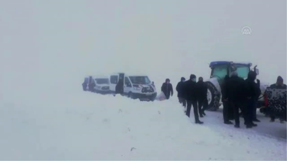 Karla mücadele ekipleri cenazelerini defnedemeyen köylülerin yardımına koştu