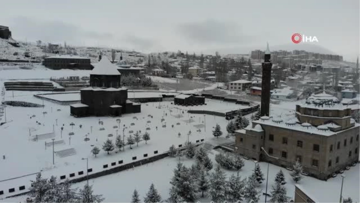 Kars beyaz gelinliğini giydi