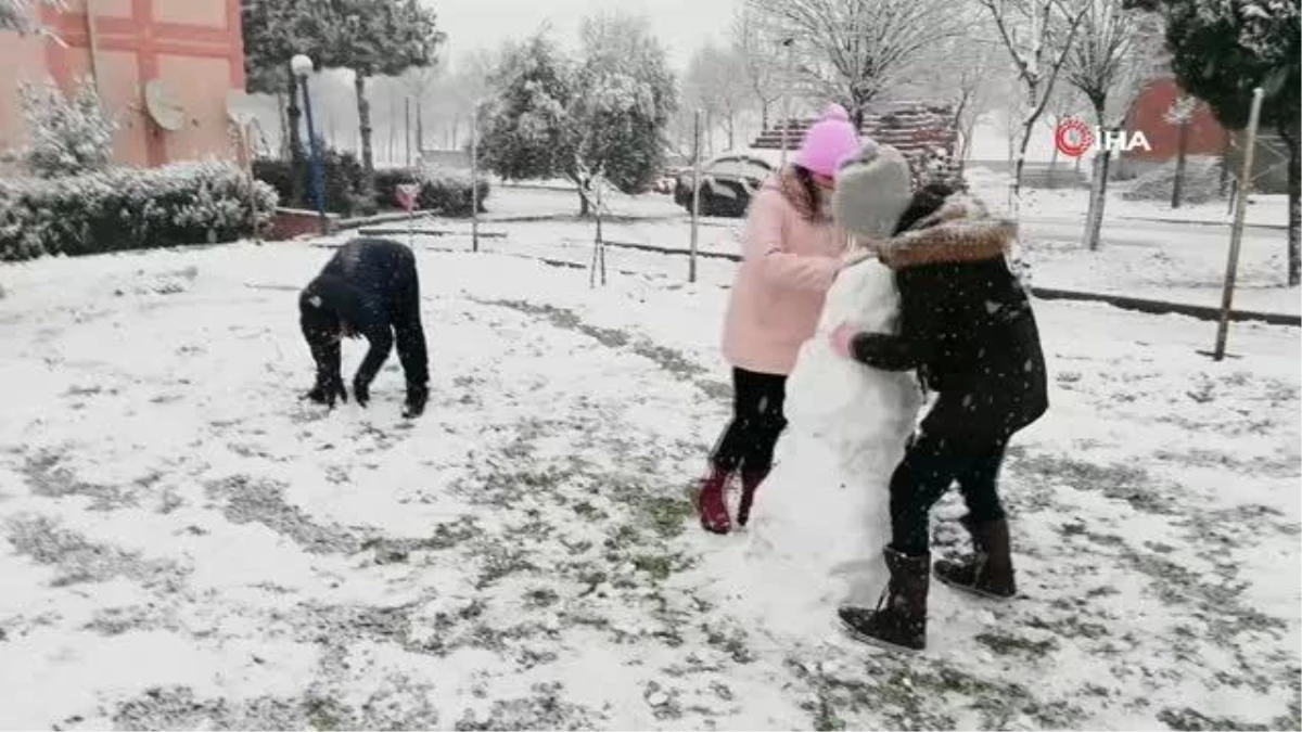 Manyas\'ta kar yağışı çocukları sevindirdi