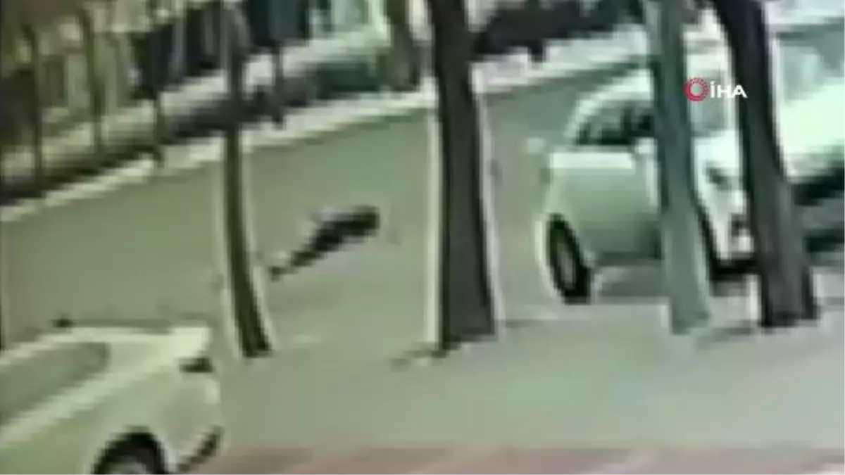 Otomobilin gazete dağıtıcısına çarptığı kaza kamerada...Hayatını kaybeden şahsın cesedi dağıttığı gazetelerle kapatıldı