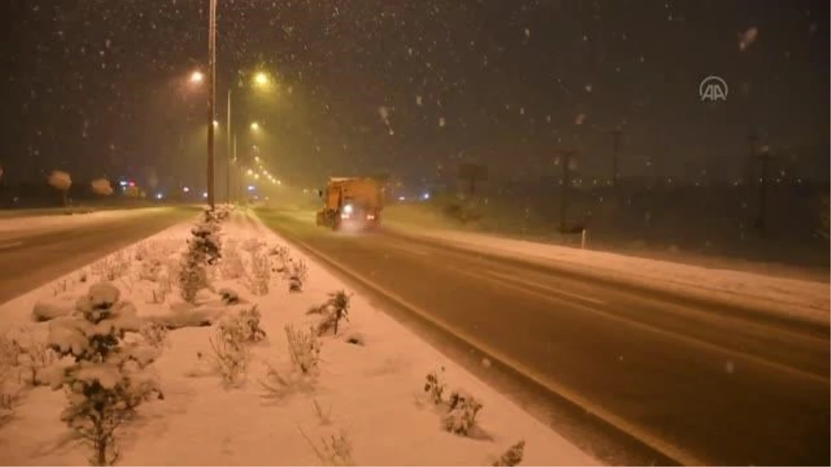 Sivas-Erzincan kara yolunda kar yağışı ve buzlanma
