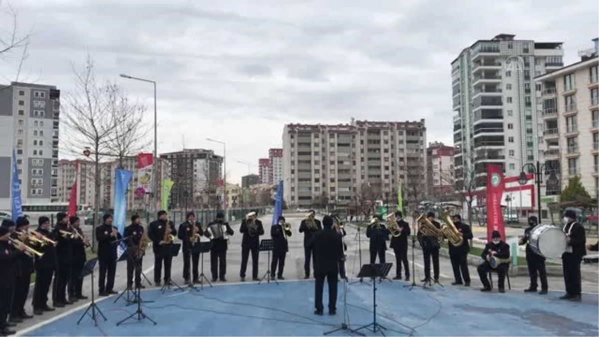 Son dakika gündem: Sokağa çıkma kısıtlamasında "oyun havalı moral konseri" ilgi gördü