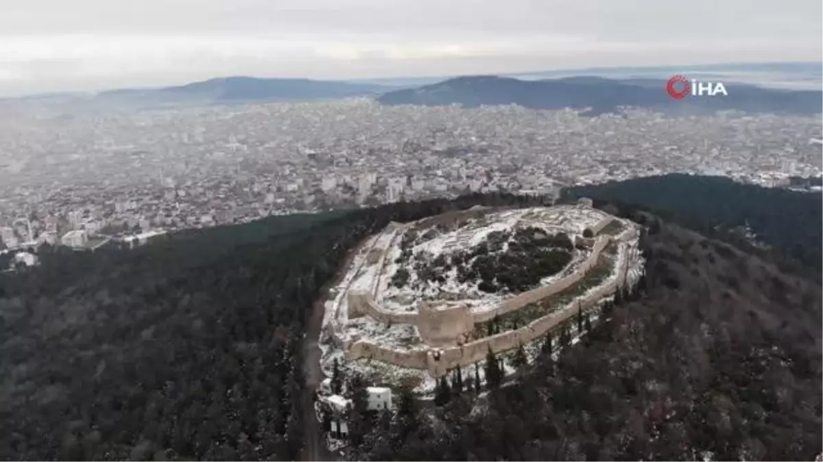 Tarihi Aydos Kalesi\'nde kar yağışı kartpostallık görüntüler oluşturdu