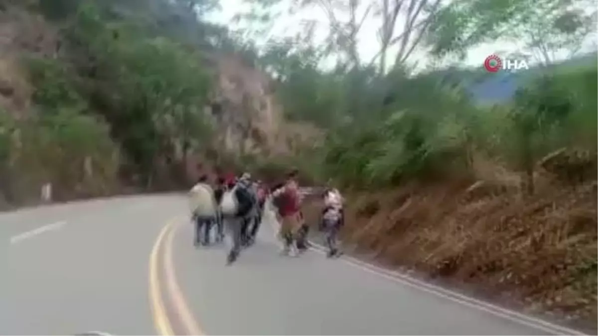 ABD'ye gitmek için yola çıkan Honduraslı göçmenler Meksika'ya doğru ilerliyor