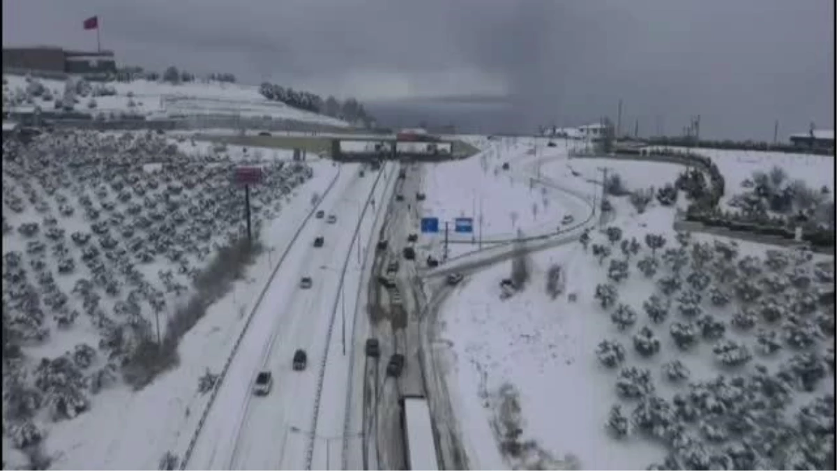 Bursa\'da kar esareti... Yüzlerce araç yolda mahsur kaldı