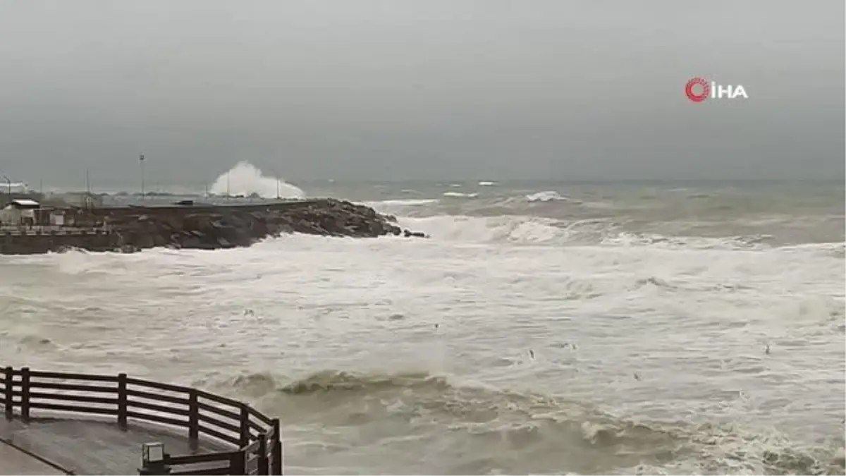 Dalgalar sahilleri dövüyor