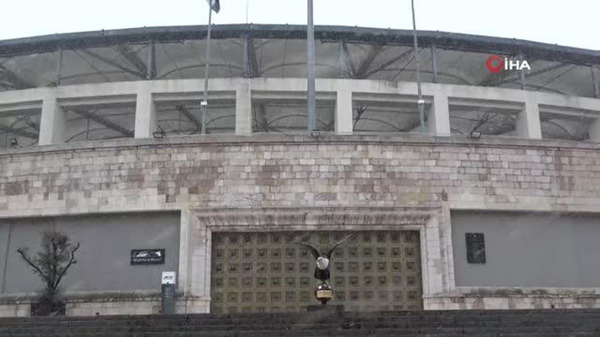Vodafone Park'ta kar yağışı devam ediyor