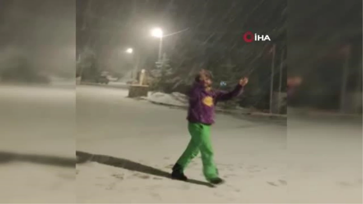 Dünyaca ünlü kayak merkezine uzun süre sonra kar yağdı, otel müdürü ve kayak hocası sevinçten göbek attı