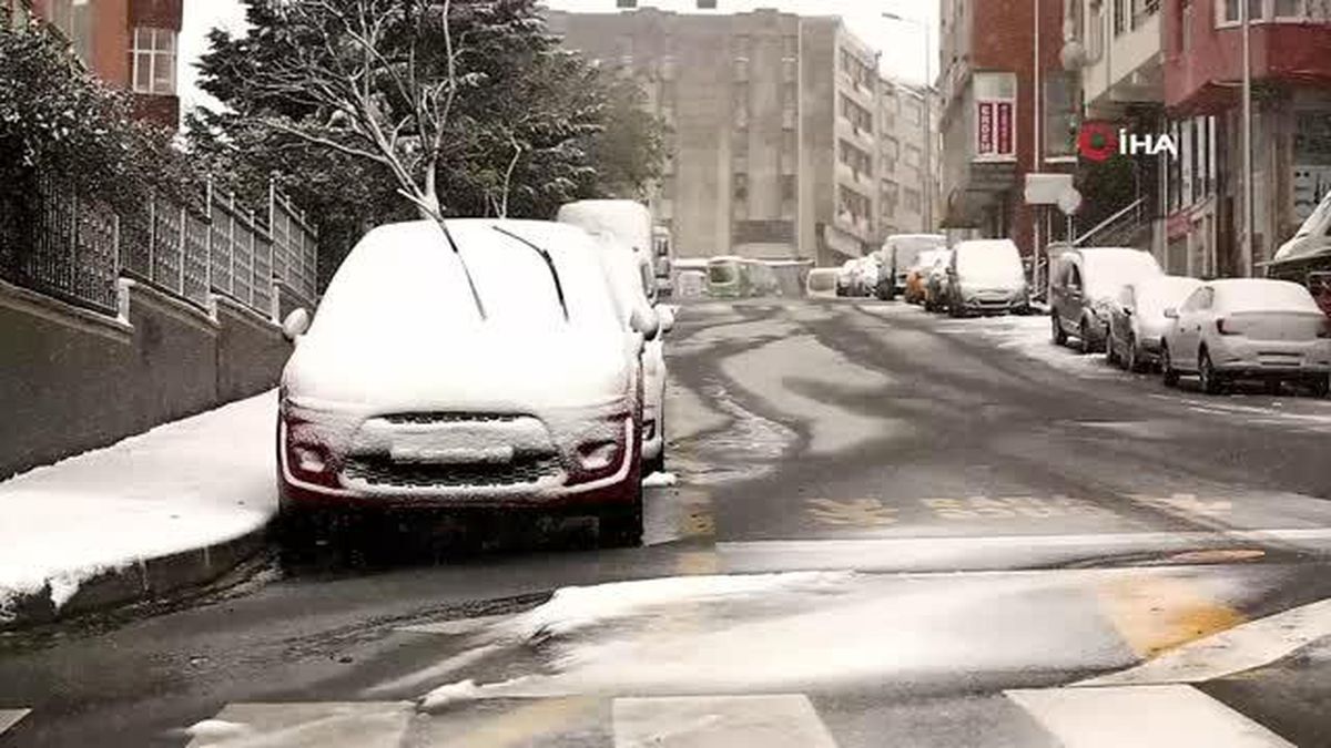 Kağıthane'de ara sokaklar beyaz örtü ile kaplandı