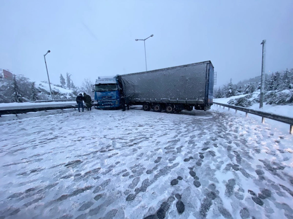 Karla kaplı yolda kayan TIR, TEM Otoyolu\'nu ulaşıma kapattı