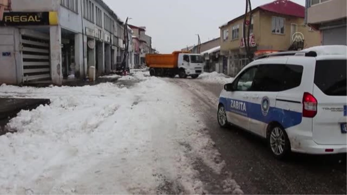 Karlıova Belediyesi cadde ve sokaklarda biriken karı kamyonlarla ilçe dışına taşıyor