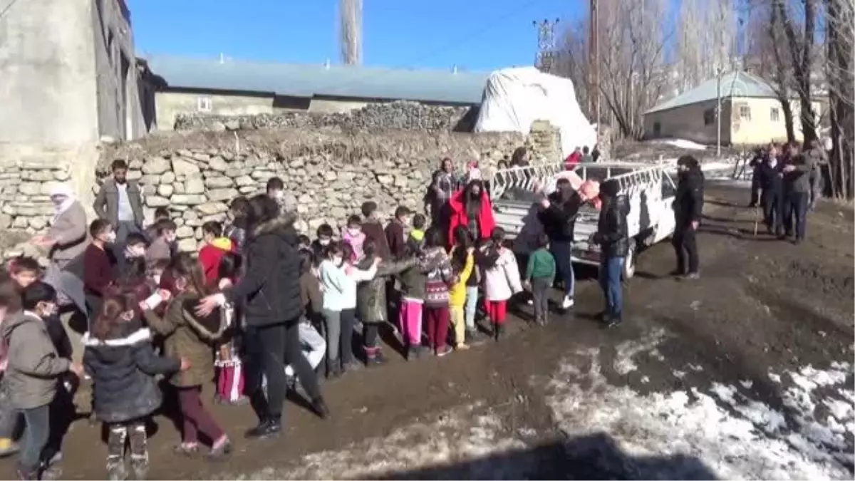 Son dakika haber: Köy köy gezerek çocukların yüzünü oyuncaklarla güldürüyorlar