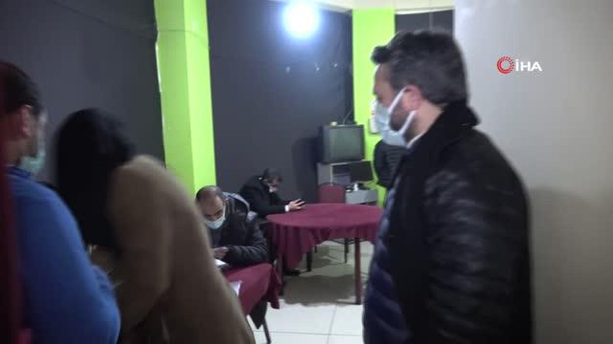 Kumar baskınında yakalandılar, tanınmamak için maskeyle gözlerini kapattılar