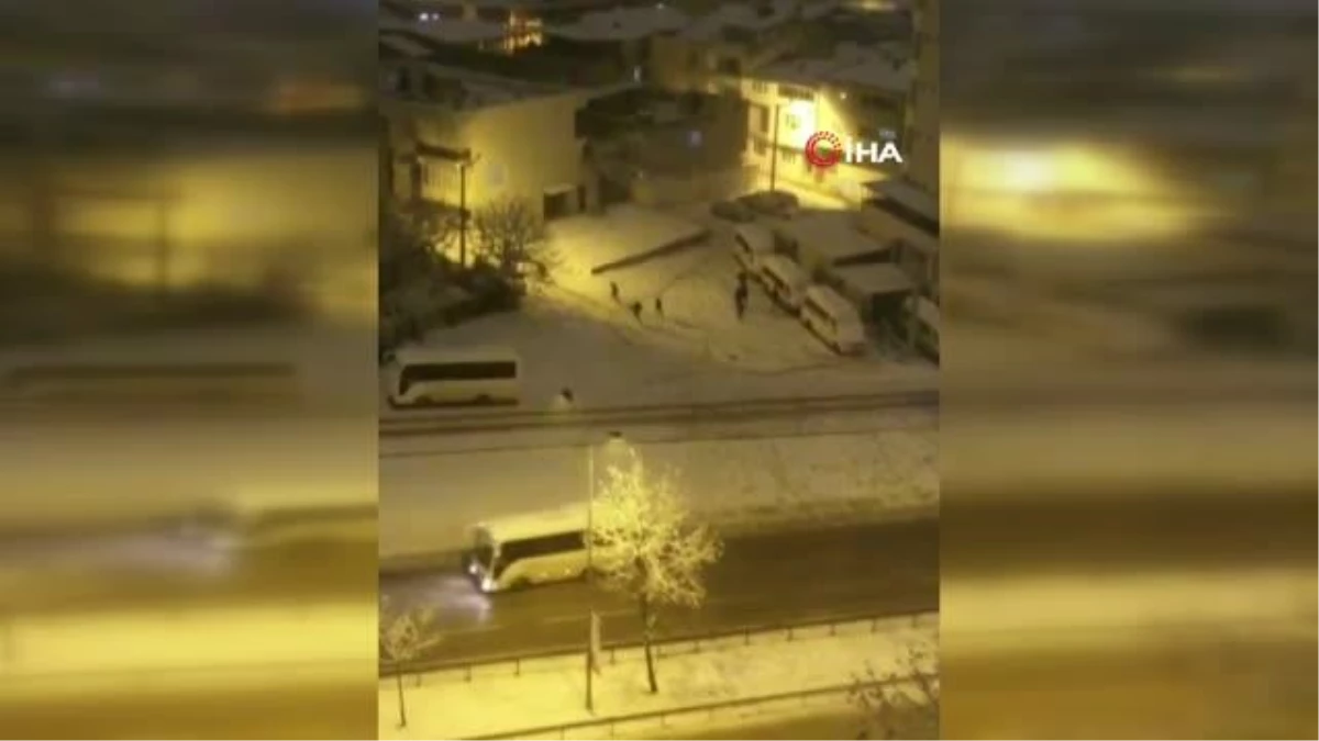 Minibüse kar topu atan gençler şoför geri manevra yapınca böyle kaçtı