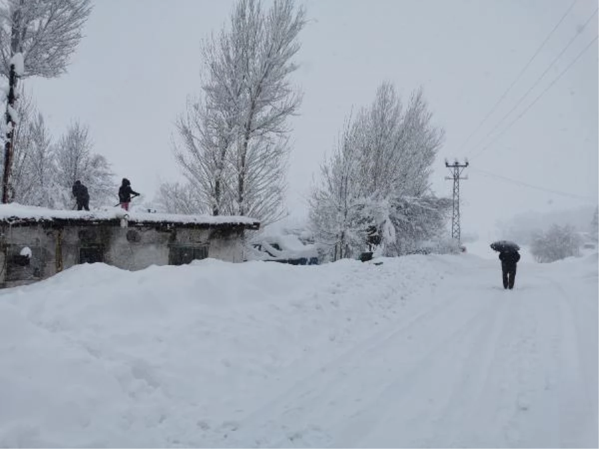 Tunceli\'nin Ovacık ilçesinde kar kalınlığı 1,5 metreyi buldu! Ev ve araçlar kardan görünmez hale geldi