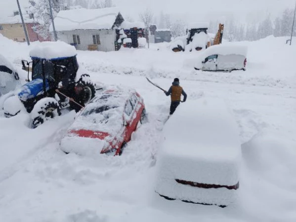 Tunceli'nin Ovacık ilçesinde kar kalınlığı 1,5 metreyi buldu! Ev ve araçlar kardan görünmez hale geldi