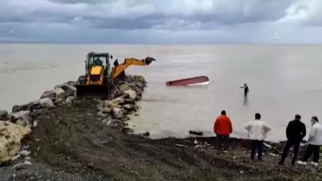 Sağanakta balıkçı barınağındaki tekneler zarar gördü Sağanakta balıkçı barınağındaki tekneler zarar gördü