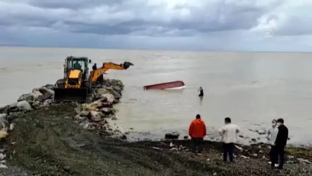 Sağanakta balıkçı barınağındaki tekneler zarar gördü Sağanakta balıkçı barınağındaki tekneler zarar gördü