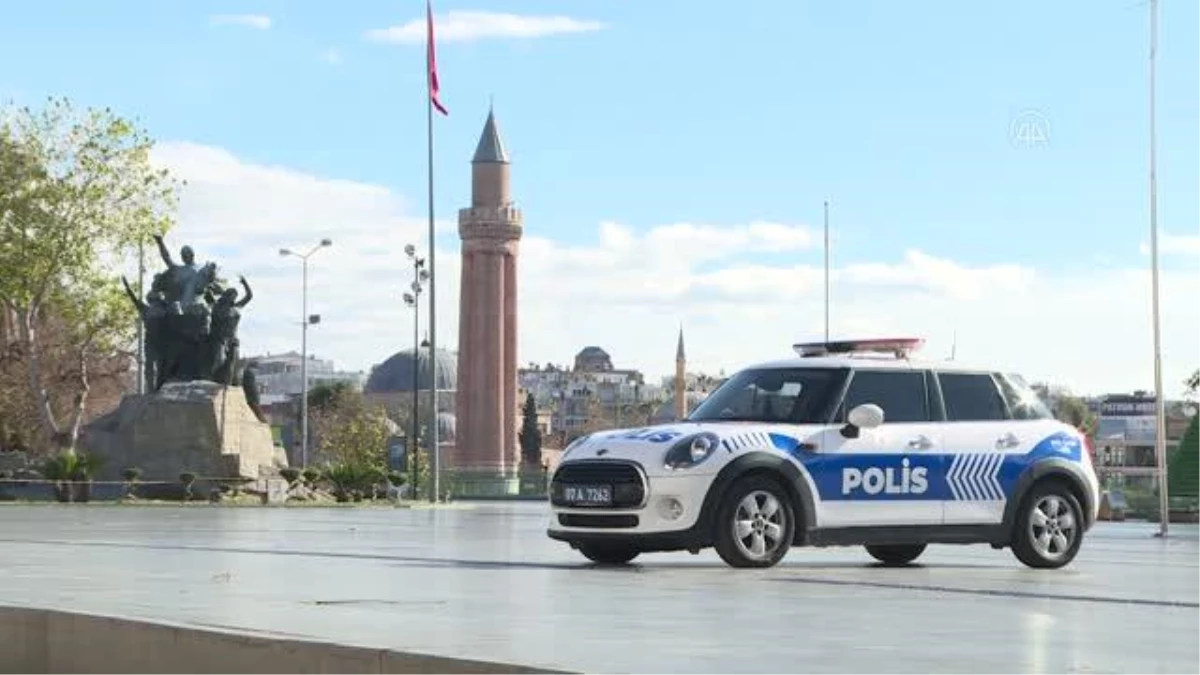 Sokağa çıkma kısıtlaması nedeniyle sessizlik hüküm sürüyor