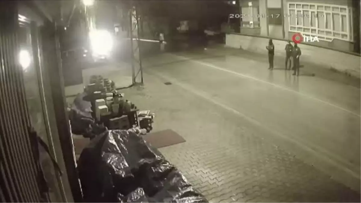 Bekçilerin takdir toplayan davranışı güvenlik kamerasına yansıdı