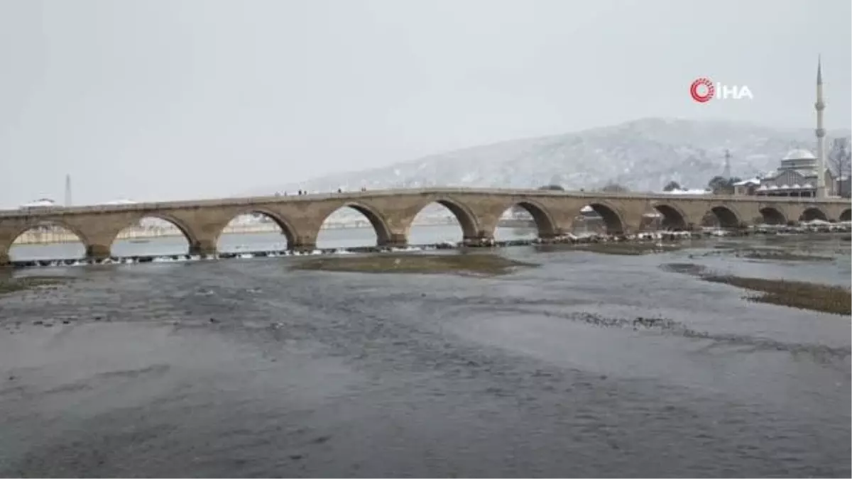 Beyaz örtüyle kaplanan tarihi kaleye karşı hatıra fotoğrafı