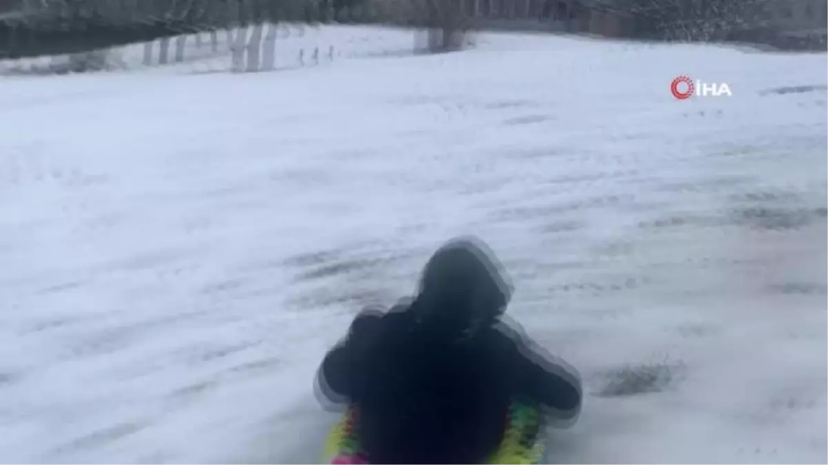 Çocuklar karın keyfini poşetle kayarak çıkardı