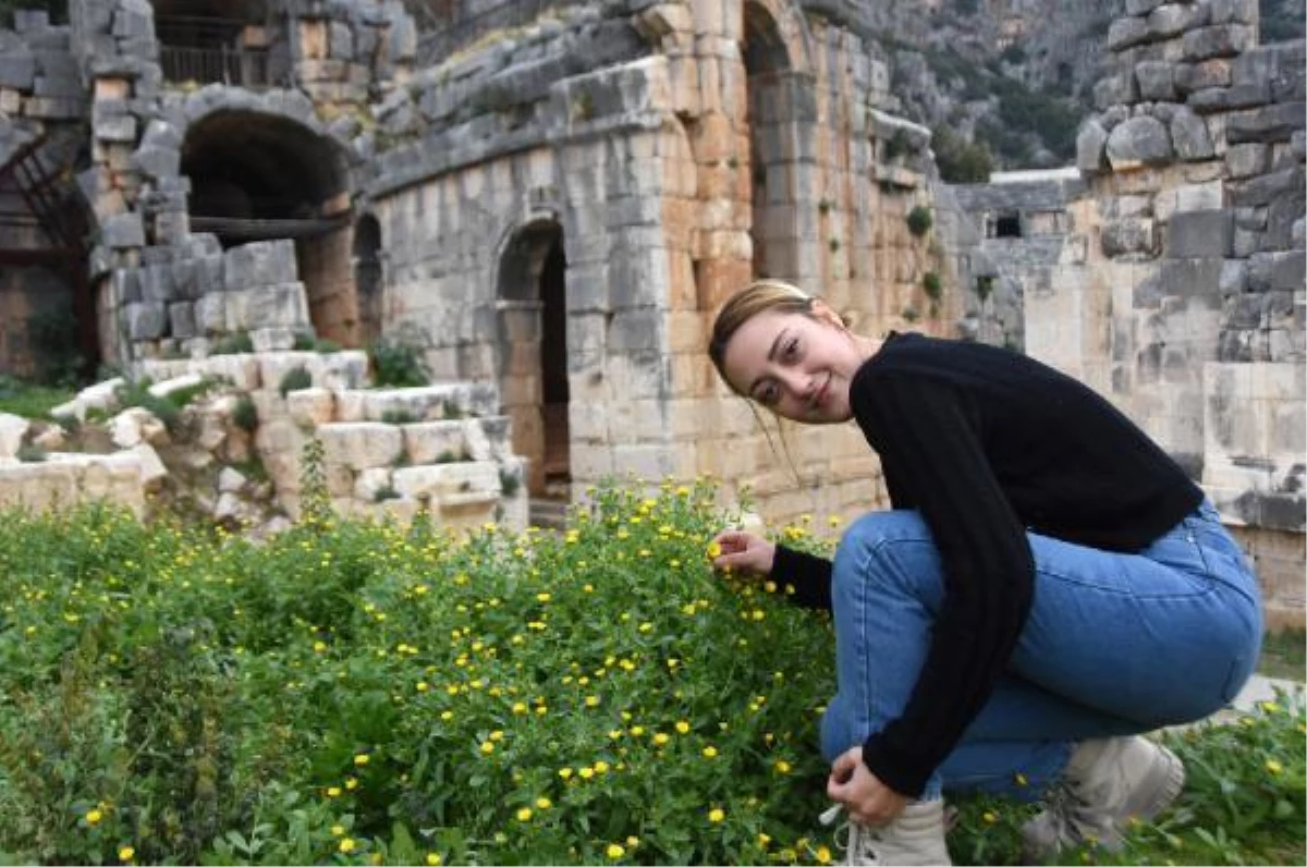 Türkiye genelinde kar yağışı etkisini gösterirken, Demre\'de kış ortasında bahar yaşanıyor