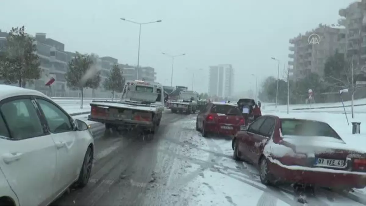 Kapanan kara yolu tuzlama ve kar küreme çalışmasıyla ulaşıma açıldı