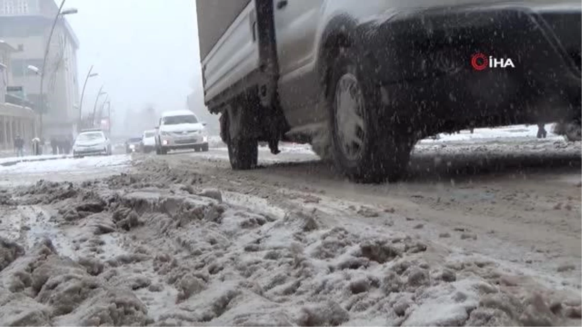 Erzurum\'da kar etkisini gösterdi ekipler harekete geçti
