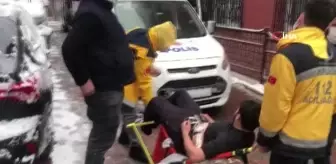 Evinde silahla oynarken kendisini vurdu