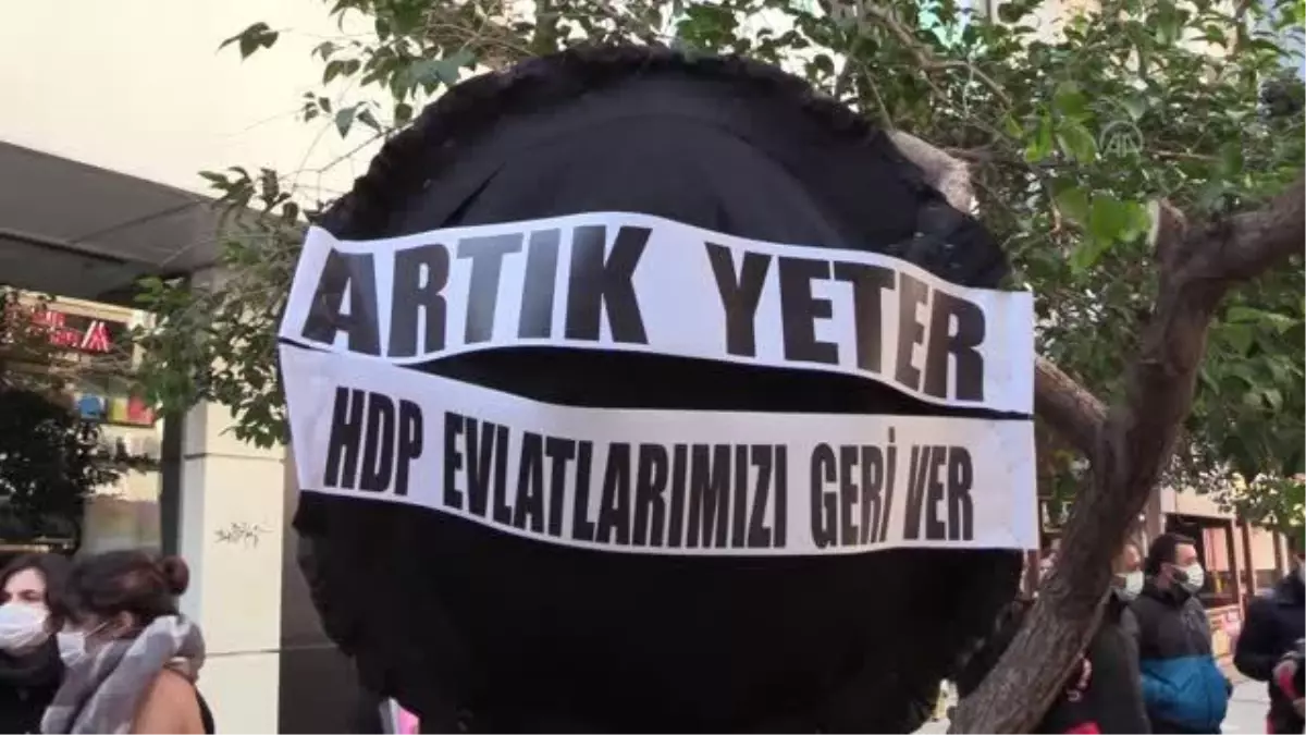 Evlat nöbeti tutan aileler HDP İzmir İl Başkanlığına siyah çelenk bıraktı