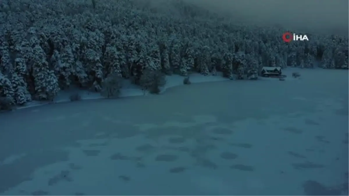 Gölcük Tabiat Parkı\'ndaki göl buzla kaplandı