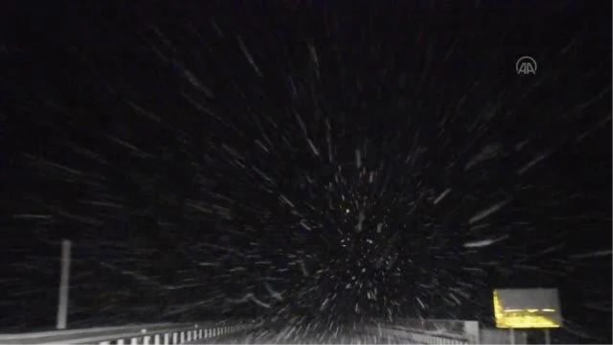 GÜMÜŞHANE - Zigana Dağı Geçidi\'nde kar yağışı nedeniyle zincirsiz ve ağır tonajlı araçların geçişine izin verilmiyor