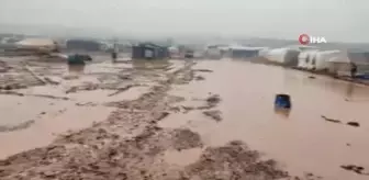Sular altında kalan mülteci kampında 80 çadır kullanılamaz halde