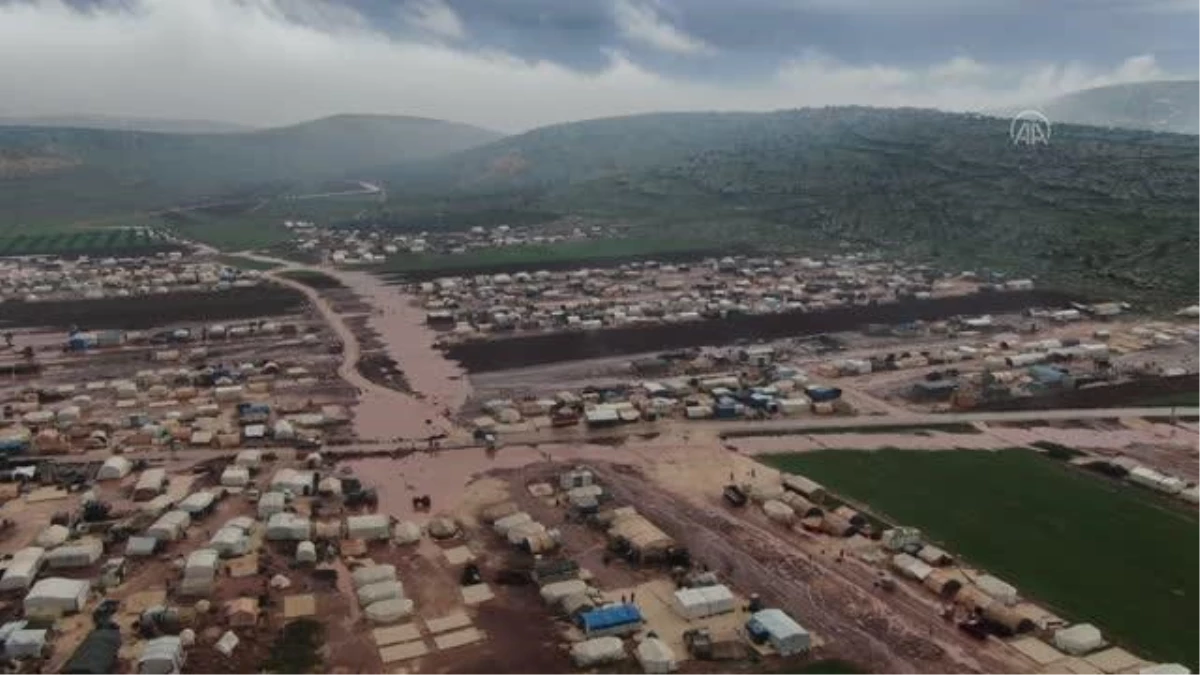 İdlib\'de yerinden edilen 50 bin sivilin çadırı sular altında kaldı